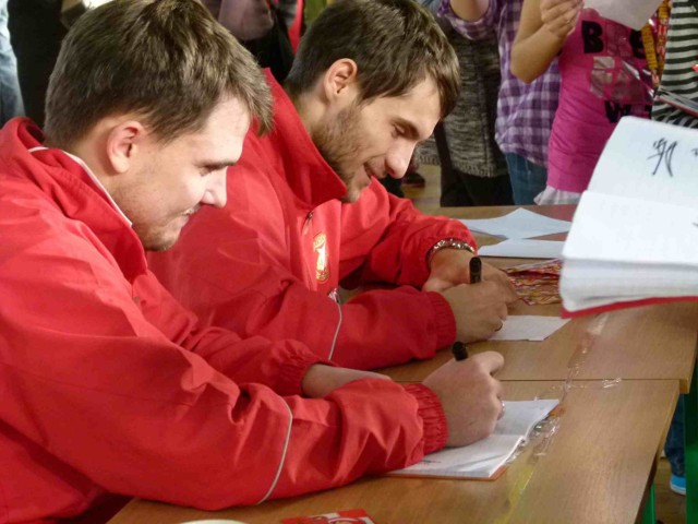 Łukasz Broź oraz Jurijs Žigajevs rozdają autografy