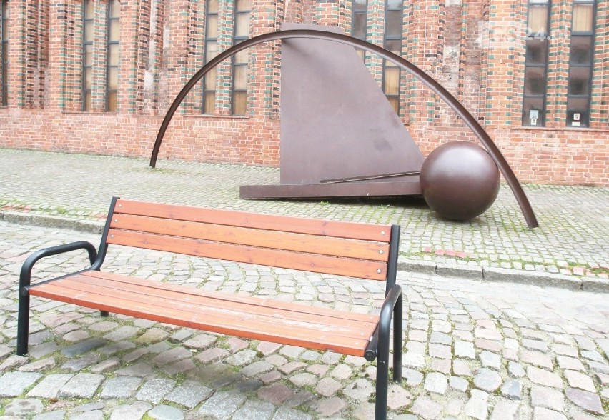Obrócą ławki tyłem do jezdni na Rynku Siennym w Szczecinie, by móc podziwiać rzeźbę? Znamy odpowiedź władz miasta