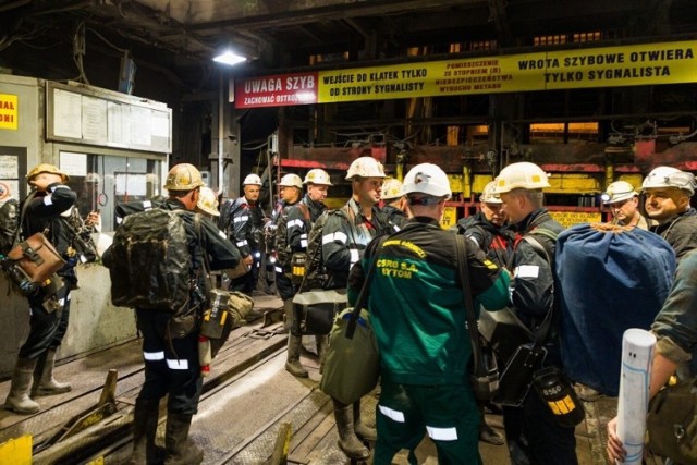 Jak poinformował w poniedziałek rano Tomasz Siemieniec, rzecznik prasowy Jastrzębskiej Spółki Węglowej, odnaleziono pięciu z siedmiu poszukiwanych górników.
