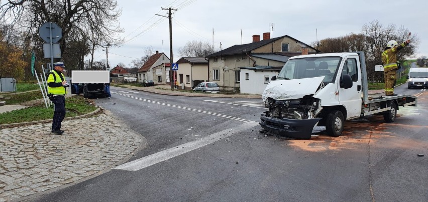 Zderzenie dwóch aut w Kiszkowie. Na miejsce przyjechała straż i policja