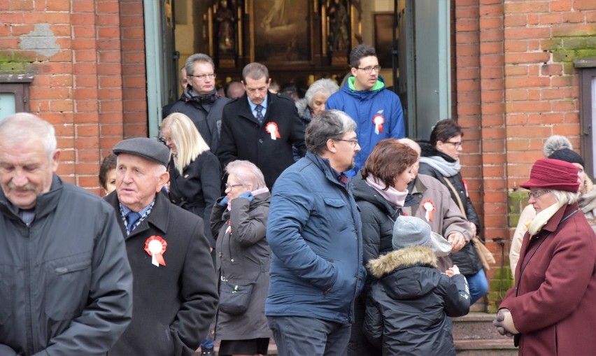 Nowy Dwór Gdański. Mieszkańcy uczcili Święto Niepodległości i przeszli przez miasto w uroczystym pochodzie [ZDJĘCIA, CZ. 1]