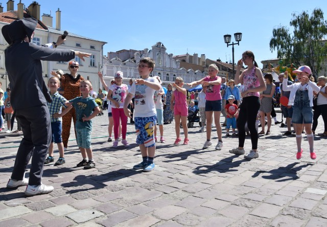 W niedzielne popołudnie jarosławskim ryniem rządziły dzieci, na które czekało mnóstwo atrakcji. Zobaczcie zdjęcia z imprezy!

 Zobacz też: Flm z Nocy Zwiedzania Rynku w Jarosławiu
