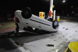 Wypadek na S8 pod Warszawą. Pijany kierowca dachował na stacji paliw. 27-latek nie miał uprawnień do prowadzenia pojazdów