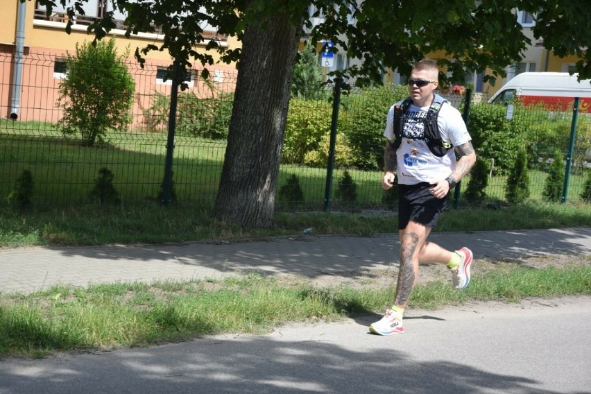 Robert Kujawski, żołnierz z Lęborka, przebiegł 42 maratony w 42 dni, żeby pomóc stowarzyszeniu [WIDEO]