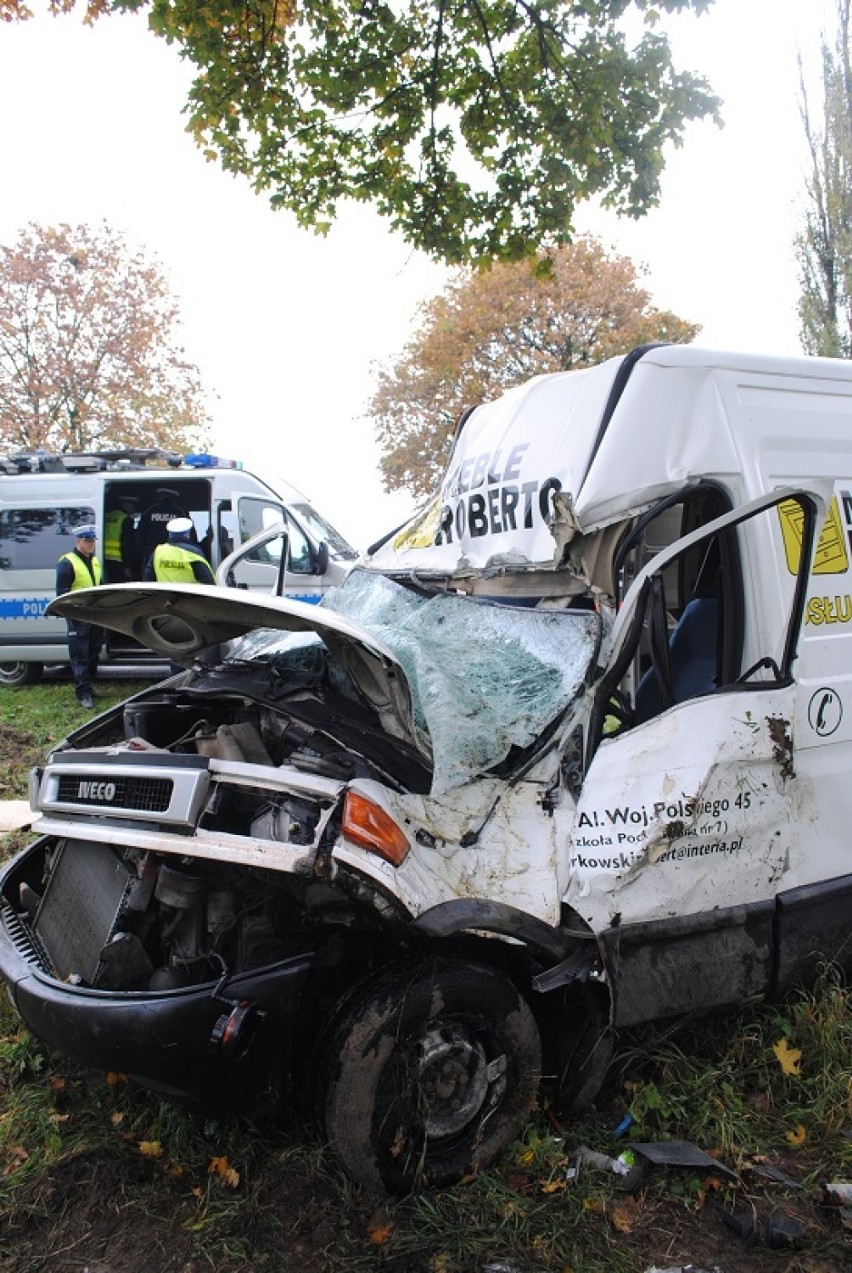 Busem w drzewo. Policja szuka świadków wypadku w Krąpielu