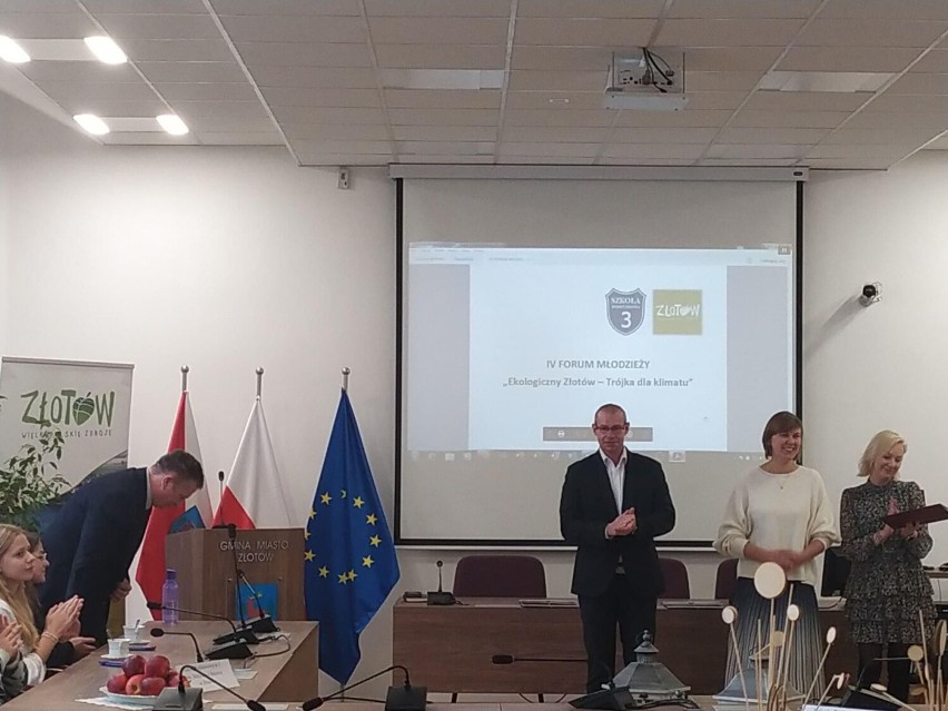W Sali Sesyjnej złotowskiego urzędu miejskiego Adam Pulit - Burmistrz Złotowa otworzył IV Forum Młodzieży