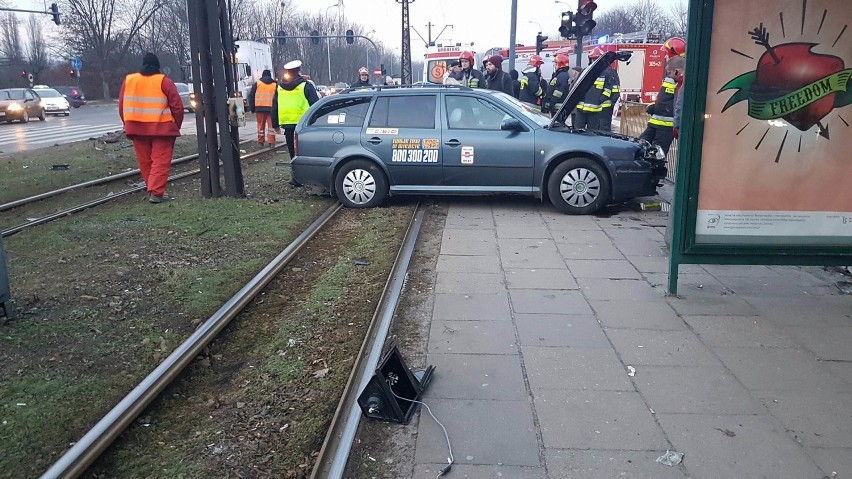 Wypadek taksówki na Śmigłego-Rydza w Łodzi