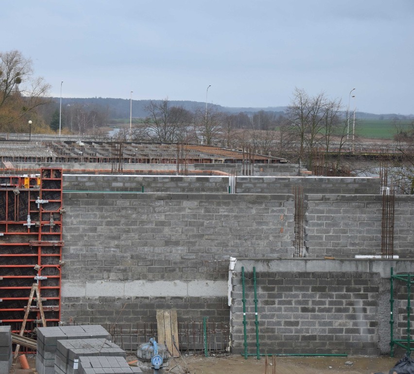 Malbork. W obiektywie: trwa budowa domów na skarpie nad Nogatem