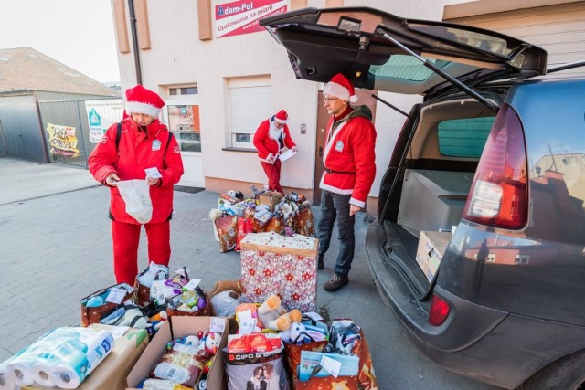 Dziś (6 grudnia) mikołajki. Z tej okazji czterech św. Mikołajków wyruszyło w piątek z prezentami sprzed siedziby Stowarzyszenia Dzięki Wam w Bydgoszczy, by obdarować potrzebujących.