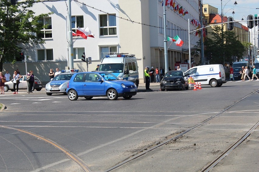 Wypadek na skrzyżowaniu Nowe Ogrody - 3 Maja. Ranny został policjant ZDJĘCIA