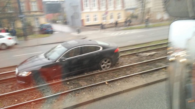 W sobotę (16.11) w Bydgoszczy auto wjechało na torowisko, blokując ruch tramwajów na kilkadziesiąt minut.