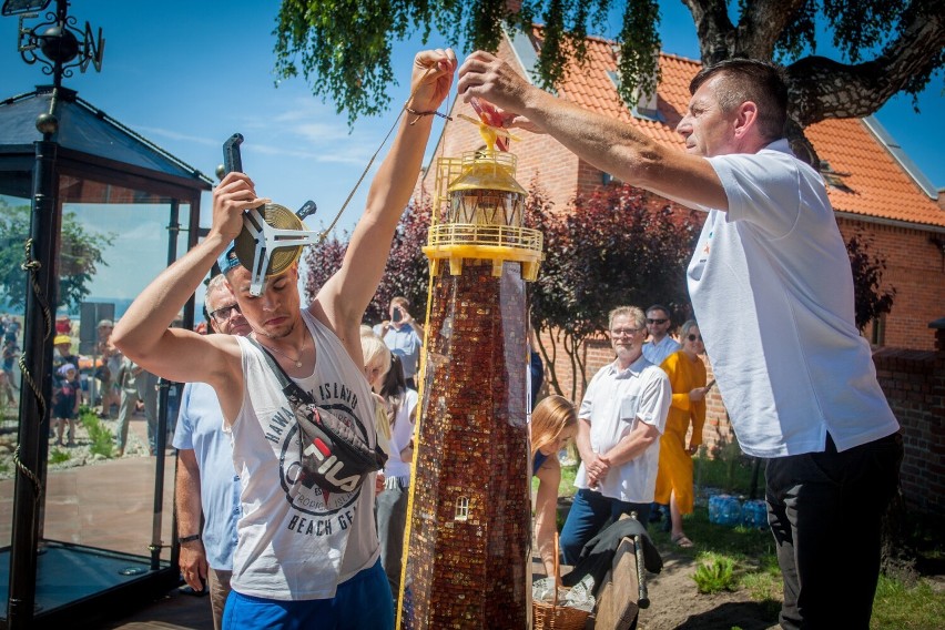 Latarnia z bursztynu ma ponad 2 m i została wykonana na Święto Miasta Helu. Zdjęcia