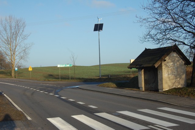 Wyraźnie widoczna latarnia na skrzyżowaniu DK 55 z szosą w kierunku PGR Koniecwałd