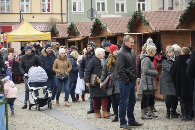 W rynku trwa impreza pod nazwą Miasto Świętego Mikołaja i jednocześnie drugi dzień Jarmarku Świątecznego. Ludzi jest bez liku, podobnie jak i atrakcji różnorakich. Warto przyjść i wziąć udział w zabawie. A Mikołaj nadal przyjmuje w swoim domku.