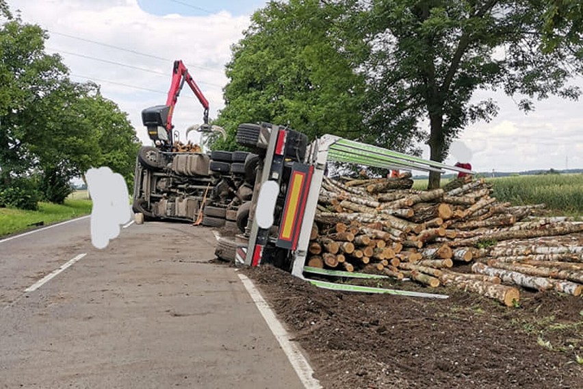 Przewrócona ciężarówka przewożąca drewno na kilka godzin...