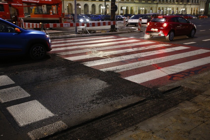 Plac Bankowy. Trwa przebudowa skrzyżowania. Będzie więcej miejsca dla pieszych