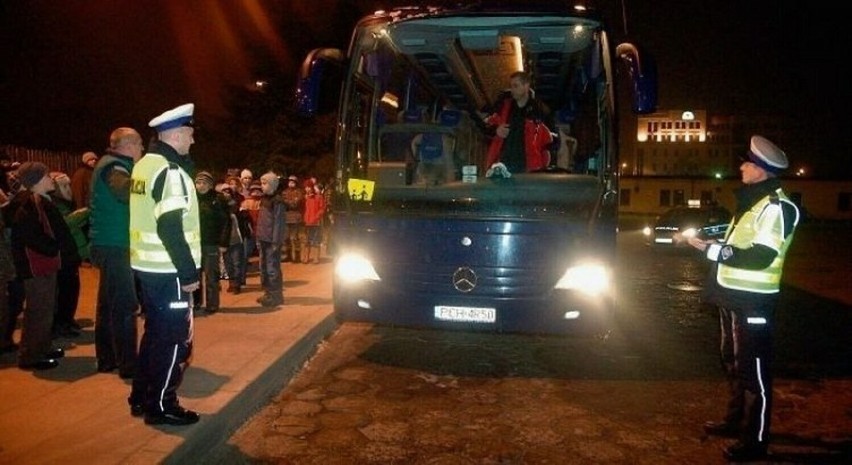 Gdzie będą kontrole autobusów w Lesznie? Policja będzie kontrolowała autokary dowożące dzieci na ferie 