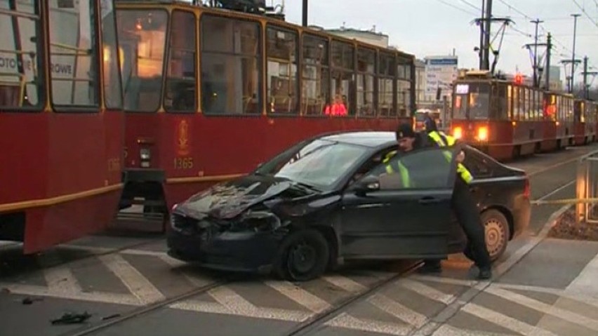 Wypadek na Marszałkowskiej. Volvo wjechało w tramwaj