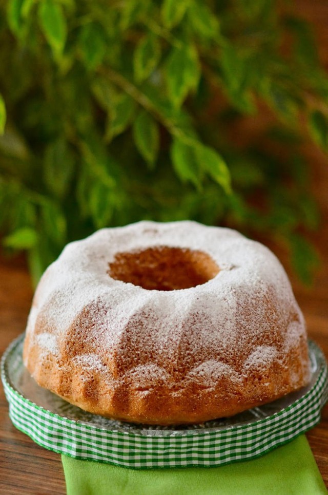 Wielkanocna łatwa i szybka babka piaskowa Magdaleny i Stanisława Romków.
Składniki

150 g mąki pszennej
75 g mąki ziemniaczanej
4 jajka
180 g cukru
200 g masła
2 łyżeczki proszku do pieczenia
aromat waniliowy

Wykonanie
Najpierw rozpuścić masło. W tym czasie ubijać jajka z cukrem na puszystą masę. Do masy wrzucać stopniowo mąki, proszek do pieczenia, aromat i zmiksować na gładką masę. Na końcu dodać rozpuszczone masło i wymieszać.
Gotową masę przełożyć do natłuszczonej formy na babkę i włożyć do piekarnika nagrzanego do temperatury 180 stopni. Piec 40 minut. Wystudzoną babkę posypać cukrem pudrem.