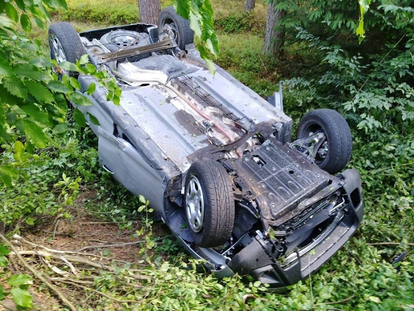 Samochód osobowy dachował w lesie na trasie Kujan - Rudna