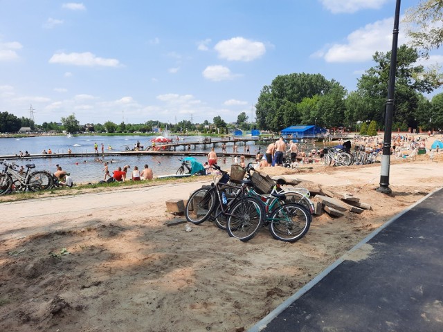 Plac budowy nad zalewem, gruz i niedokończony chodnik i ścieżka rowerowa psują wrażenia i utrudniają życie spacerowiczom i rowerzystom.