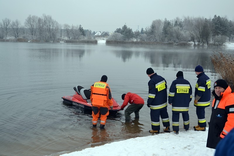 Ćwiczenia strażaków na akwenie wodnym w Zaborowie
