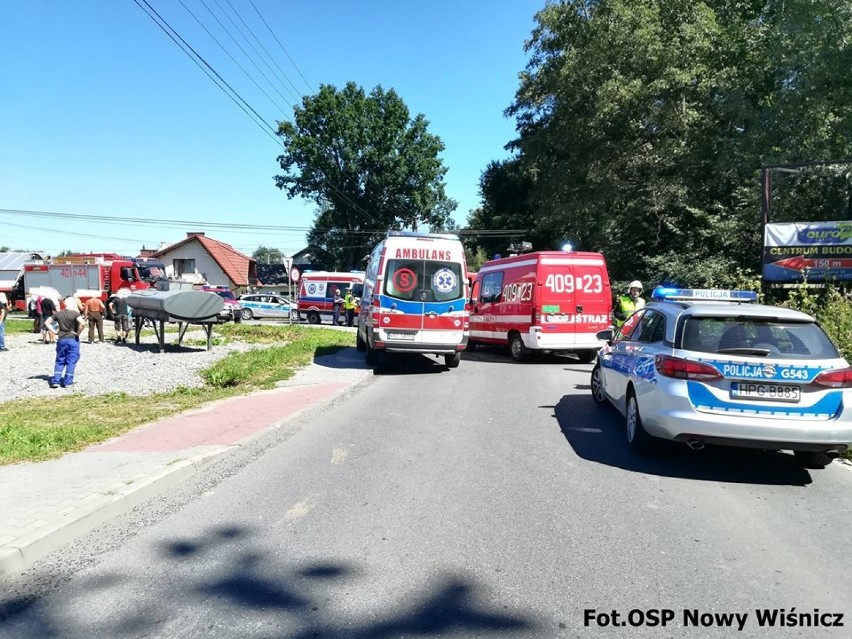 Znów wypadek w Starym Wiśniczu: jedna osoba ranna. Samochodami podróżowało 6 osób, w tym dzieci [ZDJĘCIA]