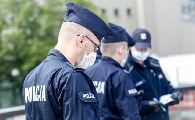 20 godzin prac społecznych. To wyrok, jaki w poniedziałek usłyszał przed wrocławskim sądem Aleksander B. obwiniony o „oddanie gazów” w czasie legitymowania go przez patrol policji. Do incydentu doszło 1 kwietnia przy ul. Olszewskiego na Biskupinie. A legitymowanie związane było z łamaniem przez mężczyznę zakazów wynikających z epidemii koronawirusa. To najsurowszy znany nam wyrok związany z epidemią wydany przez wrocławskie sądu. 

Jakie inne wyroki zapadły we Wrocławiu z powodu lekceważenia obostrzeń i ograniczeń? Zobaczcie na kolejnych slajdach, posługując się klawiszami strzałek, myszką lub gestami.