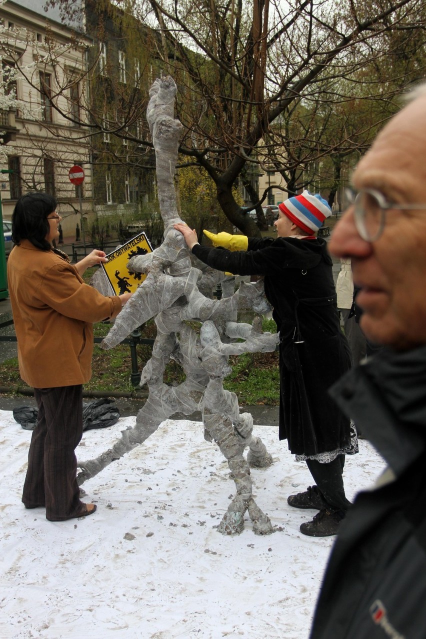 Kraków: protest przeciwko budowie podziemnego parkingu przy placu Biskupim