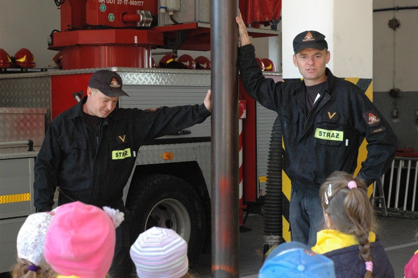 Przedszkolaki z wizytą u strażaków