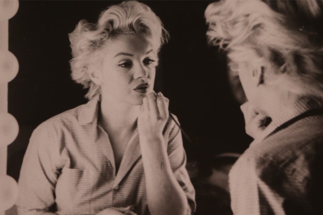 Marylin Monroe zdecydowanie można uznać za symbol blondynek. Stworzyła niezapomniane kreacje filmowe (m.in. w „Mężczyźni wolą blondynki”), a jej sesje zdjęciowe przeszły do historii.