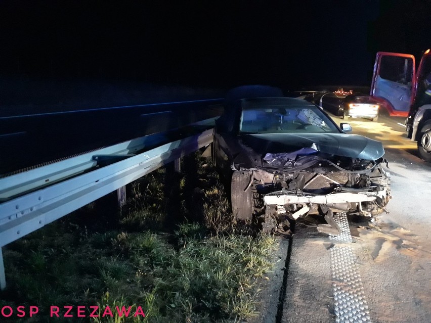 Wypadek na autostradzie A4 w Rzezawie, kierowca bmw uderzył w bariery energochłonne, jedna osoba ranna [ZDJĘCIA]