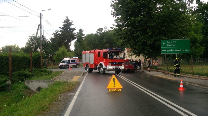 Wypadek w Szczucinie. Na drodze wojewódzkiej nr 982 zderzyły się trzy samochody 