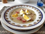Prosty żurek na zakwasie. Wypróbuj przepis na tradycyjną zupę na Wielkanoc. Potrzeba tylko 30 minut!