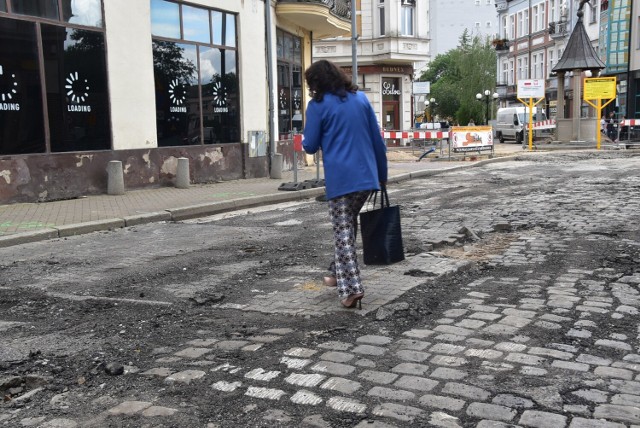 Landsberska ulica do momentu odsłonięcia nie zachowała się w całości. W drodze widać ślady po współczesnych wykopach.