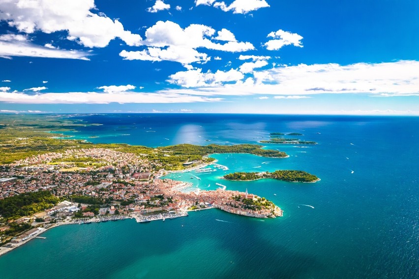 Chorwacja, słynąca z uroków Adriatyku, rajskich plaż i...