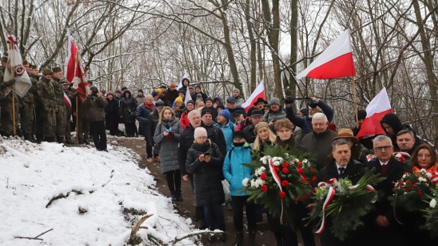 Kielczanie tłumnie uczcili 160 rocznie powstania styczniowego biorąc udział w uroczystościach na Karczówce.

Zobacz kolejne zdjęcia  
