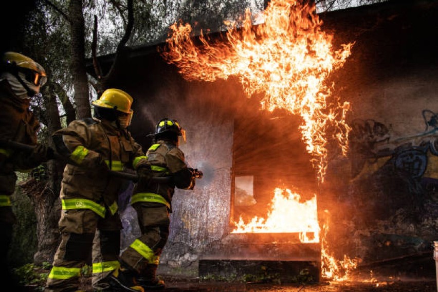 W Łodygowicach pali się dom. Na miejscu pożaru pracuje siedem zastępów straży pożarnej