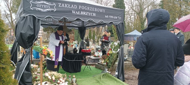 Pogrzeb pana Edwarda z Wałbrzycha poprzedziły nerwy i przepychanki z zakładem pogrzebowym, który działa przy szpitalu w Rościszowie. Ostatecznie pochówek urządziła inna firma z Wałbrzycha
