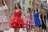 Polonez uczniów SP 14 na głogowskim rynku. Młodzi zaprosili do tańca publiczność [ZDJĘCIA, FILM]