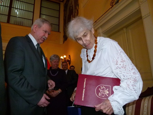 Joanna Kulmowa otrzymuje tytuł Honorowej Obywatelki Tomaszowa