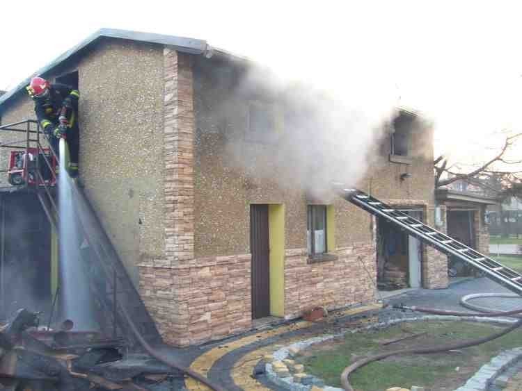 Pożary Żory: Pożar poddasza budynku gospodarczego przy ul. Wodzisławskiej FOTO