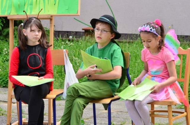 Udana zabawa w Oświęcimiu. W minioną sobotę Młodzieżowy Dom Kultury zorganizował imprezę plenerową pod hasłem „MDK - Miejsce Dla Każdego”. Przed licznie zgromadzoną publicznością prezentowały się poszczególne grupy: muzyczny zespół „SPOX”, młodzieżowe pary tańca towarzyskiego, grupa teatralna, wokalistki, dziecięce grupy cheerleaders, zespół gitarowy oraz grupa anglojęzyczna.
Oprócz podziwiania występujących każdy mógł sam zmierzyć się z wybranymi zadaniami z różnych dziedzin. Dla lubiących łamigłówki – były to zagadki i gry logiczne, dla amatorów ruchu - sprawnościowy tor przeszkód, turniej szachowy i turniej tenisa stołowego, a dzieci uzdolnione plastycznie tworzyły kolorowe obrazki uliczne. Można też było obejrzeć wystawę prac sekcji: graficznej, modelarskiej, decoupage, plastycznej, rękodzielniczej oraz fotograficznej.
 Organizatorzy zadbali również o poczęstunek i drobne upominki. Imprezę zwieńczył wspólny taniec - tym razem była to energetyczna samba.