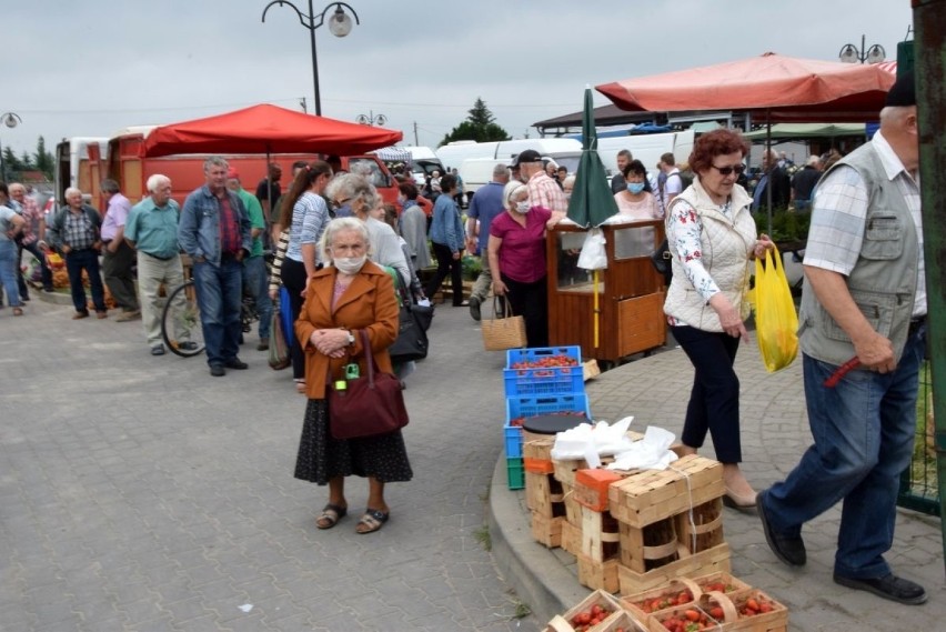 Tradycyjny piątkowy targ w Pińczowie 19 czerwca jak zwykle...