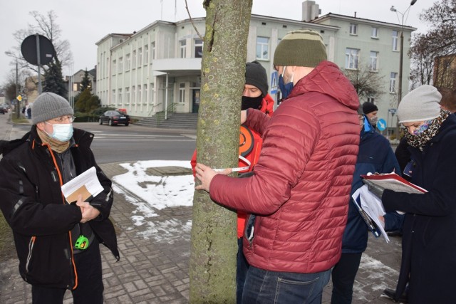 Dominik Księski (z lewej) podczas wizji lokalnej na ulicy 70-lecia w Żninie. Na kolejnych zdjęciach wygląd aktualny odcinka, o którym mowa, a także pismo, które prezes FDL wysłał do RDOŚ w Bydgoszczy.