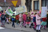 Uczniowie z Bukowca radosnym marszem powitali wiosnę! [ZDJĘCIA]
