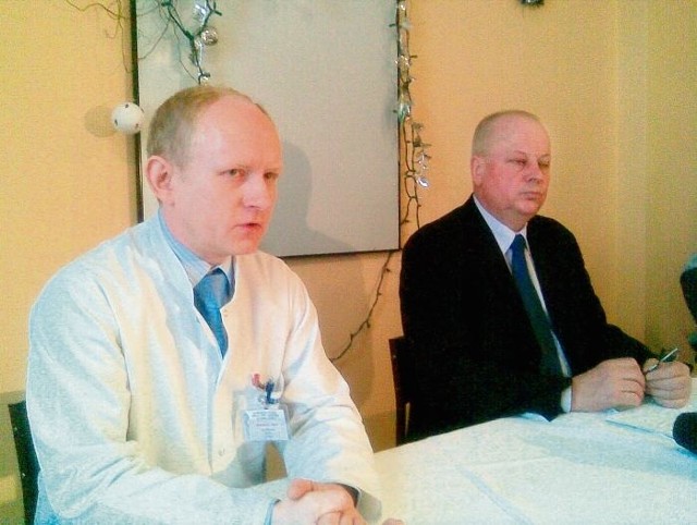 Dyrektor Janusz Nowak i jego zastępca Marek Ratajczak podczas konferencji