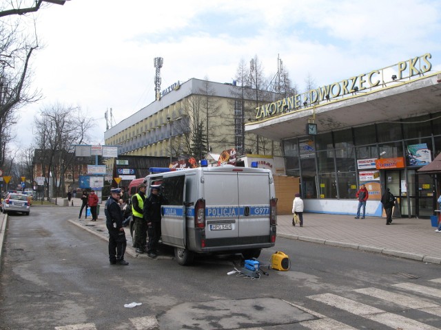 Zdjęcie z 1 kwietnia. Na dworcu ustawiła się policyjna kontrola. Policjanci nie mają jednak kogo kontrolować bo kierowcy pouciekali