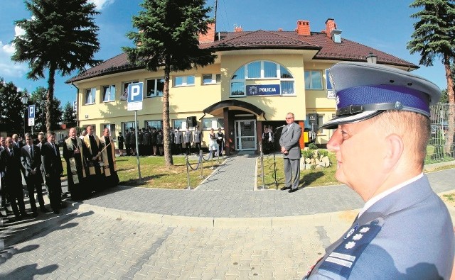 Komendant  Marek Rudnik podczas otwarcia nowej siedziby policji w Starym Sączu