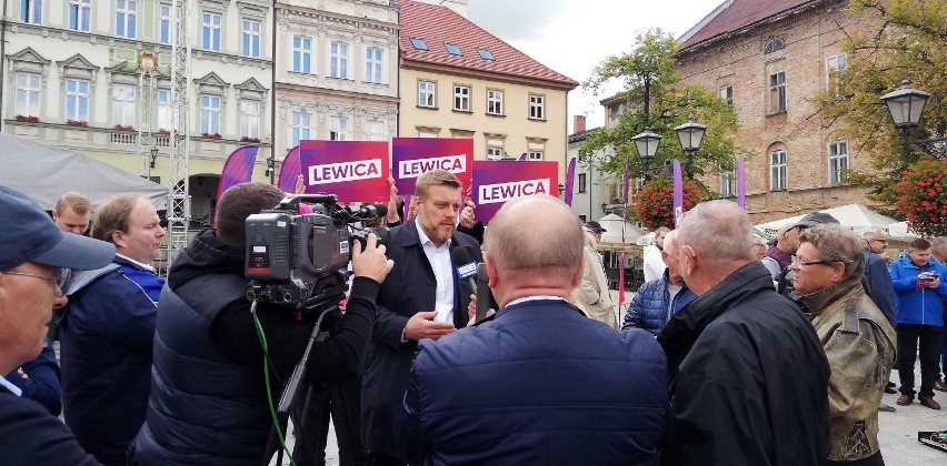 Lewicobus w Bielsku-Białej. O minimalnej emeryturze, wsparciu mikroprzedsiębiorstw, służbie zdrowia i transporcie [ZDJĘCIA]